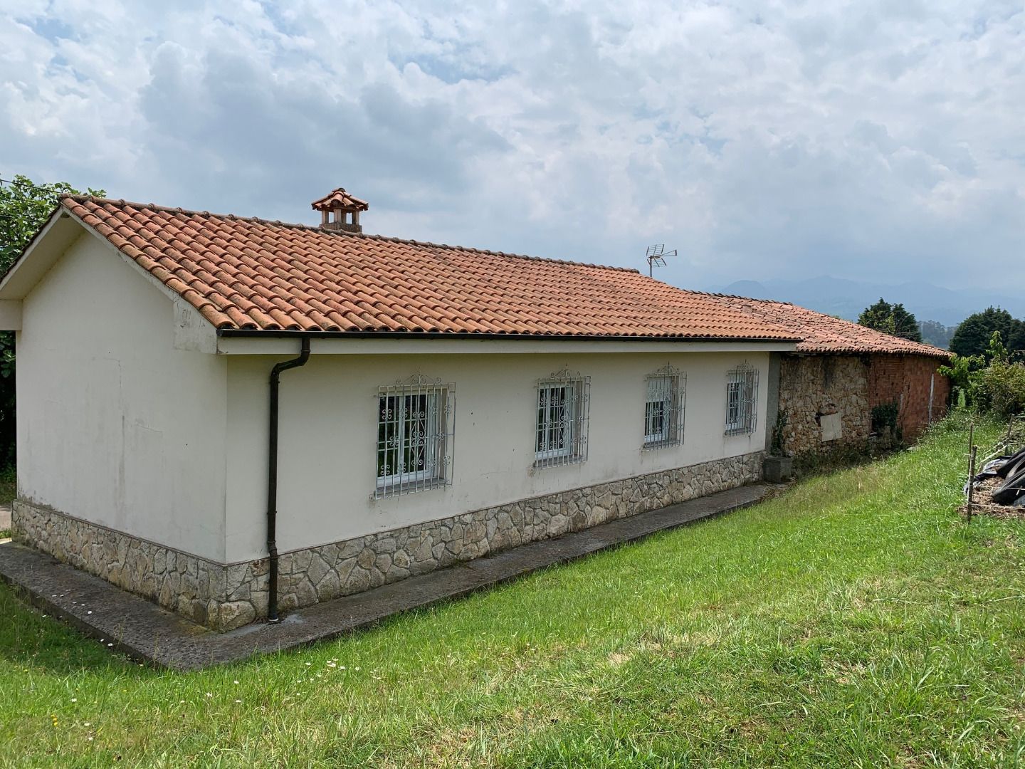 Vista exterior de Casa o xalet en venda en Parres amb Calefacció, Terrassa i Traster