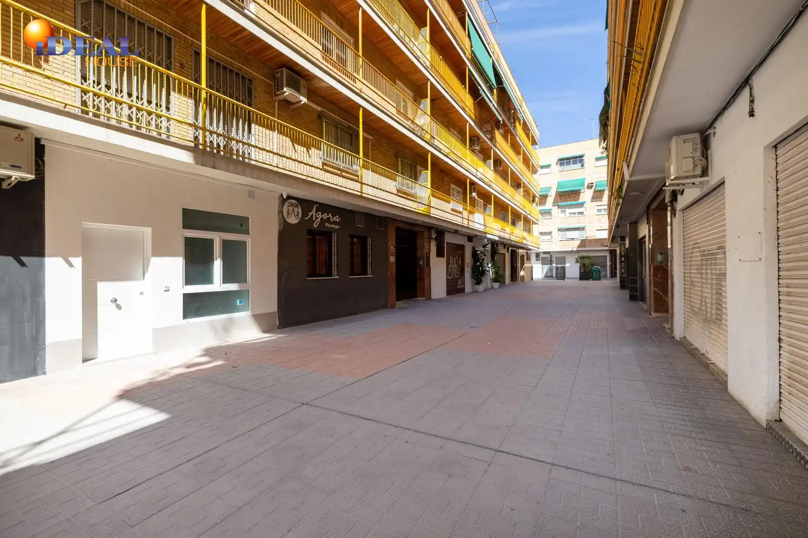 Vista exterior de Estudi en venda en Granada