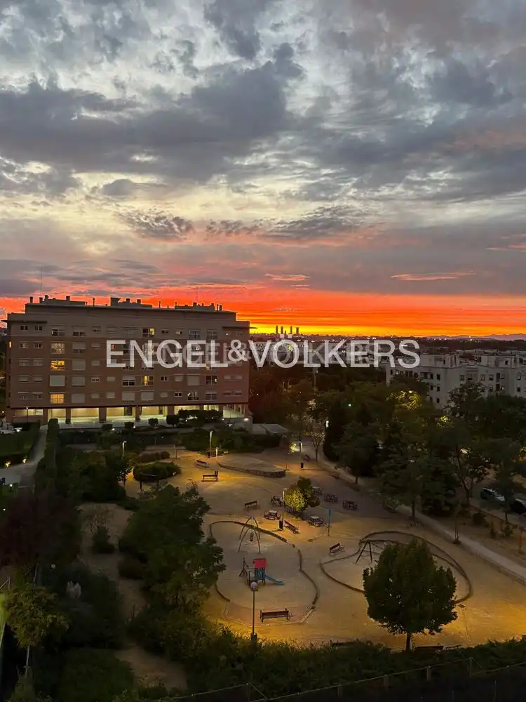 Vista exterior de Àtic en venda en Madrid amb Aire condicionat, Calefacció i Terrassa