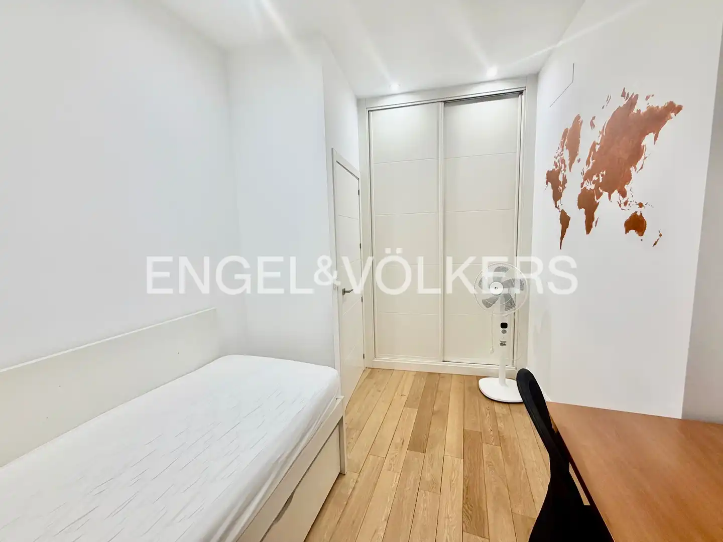 Schlafzimmer von Wohnung zur Miete in Madrid mit Heizung, Möbliert und Balkon