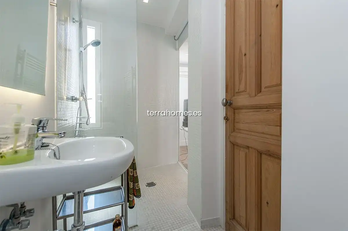 Baño de Dúplex de alquiler en Madrid con Aire acondicionado, Calefacción y Amueblado