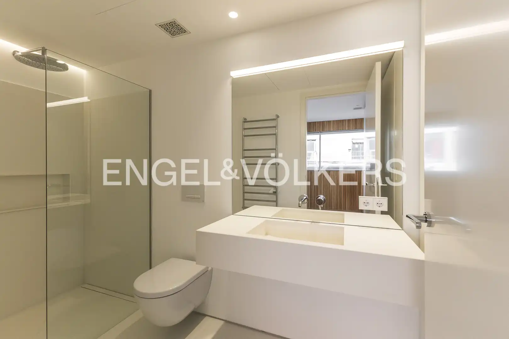 Baño de Piso en venta en Madrid con Aire acondicionado, Calefacción y Jardín privado