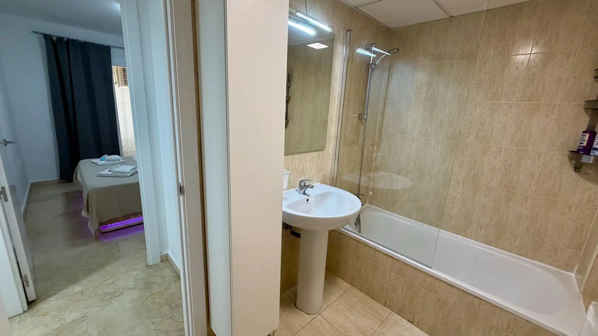 Baño de Apartamento de alquiler en Benalmádena con Aire acondicionado, Calefacción y Terraza