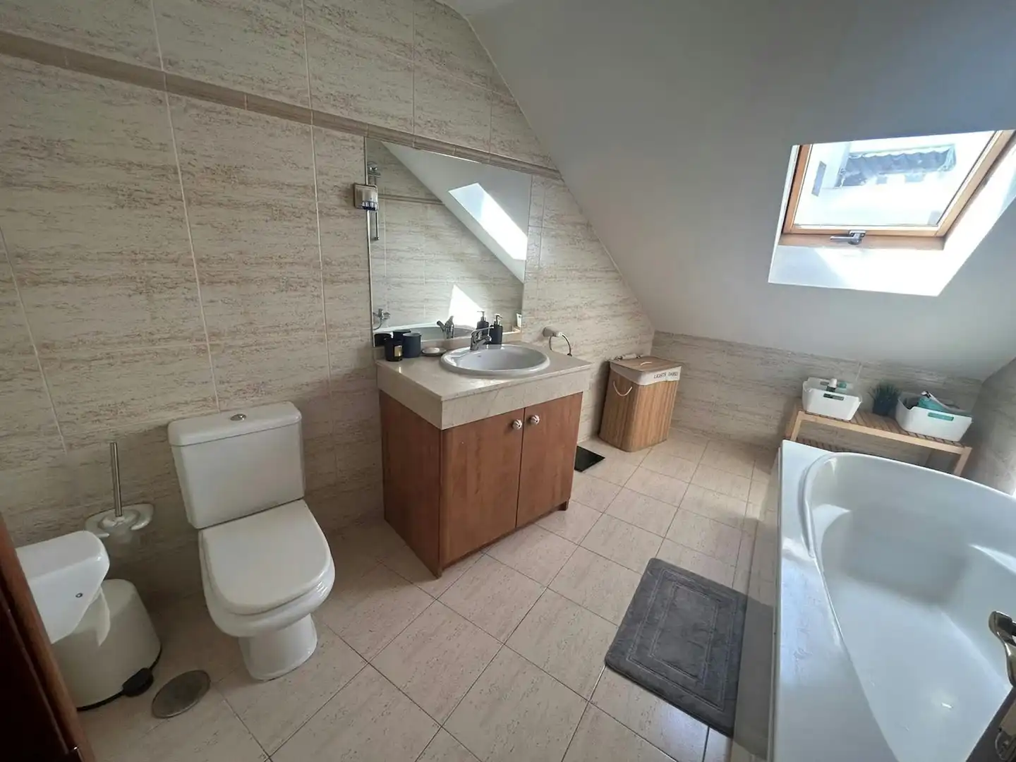 Badezimmer von Wohnung zur Miete in Madrid mit Klimaanlage, Heizung und Privatgarten