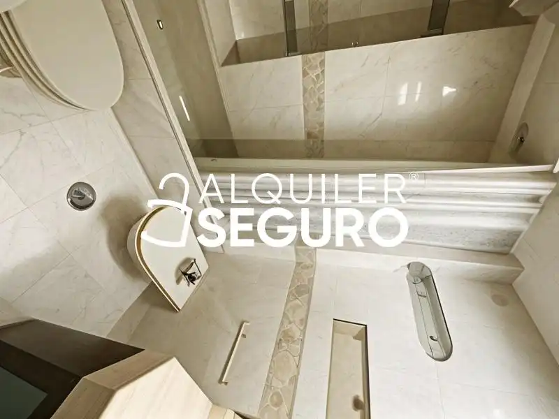 Bany de Pis de lloguer en Madrid amb Aire condicionat, Calefacció i Piscina