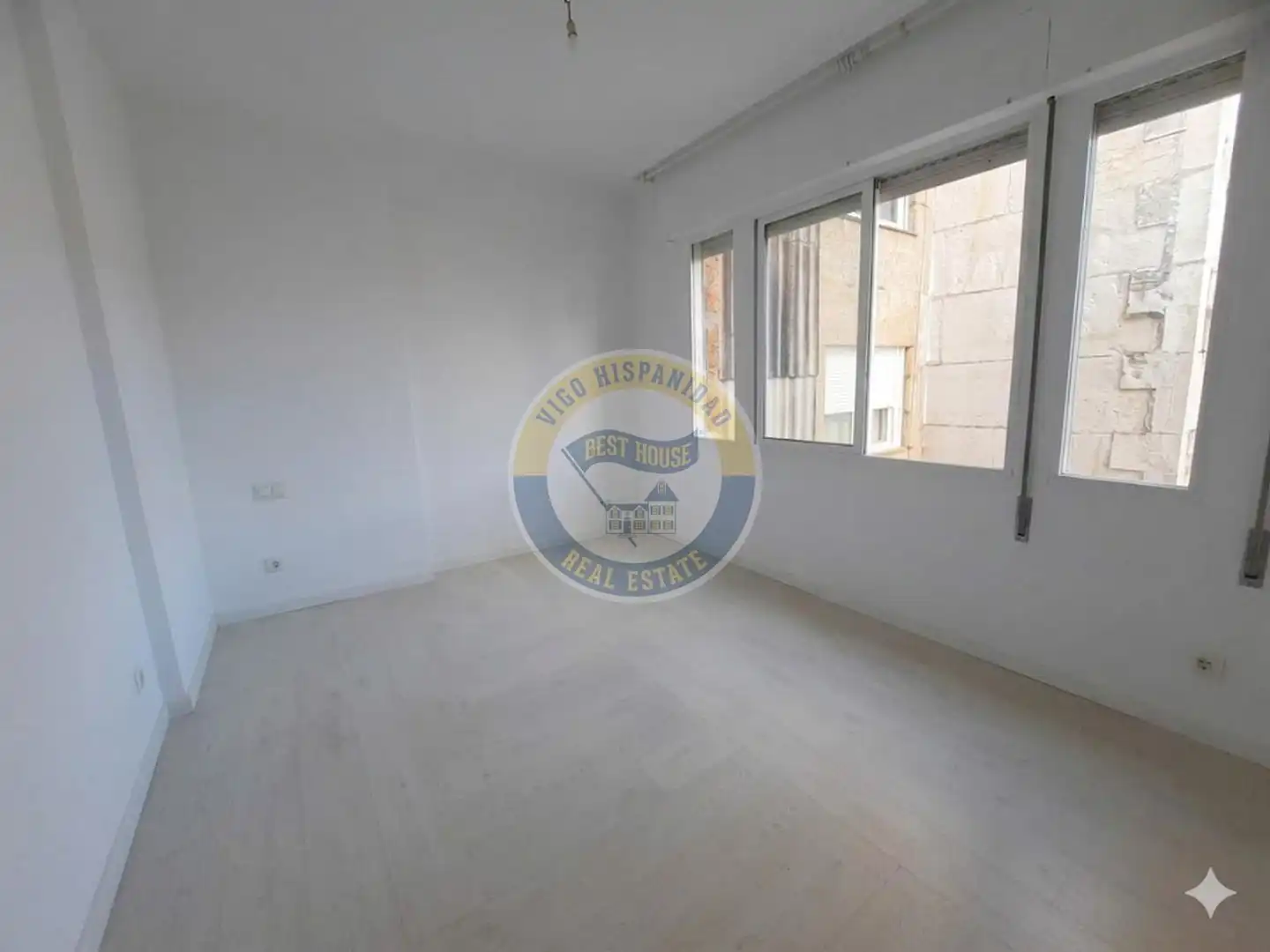 Habitación de Piso en venta en Vigo  con Calefacción y Amueblado