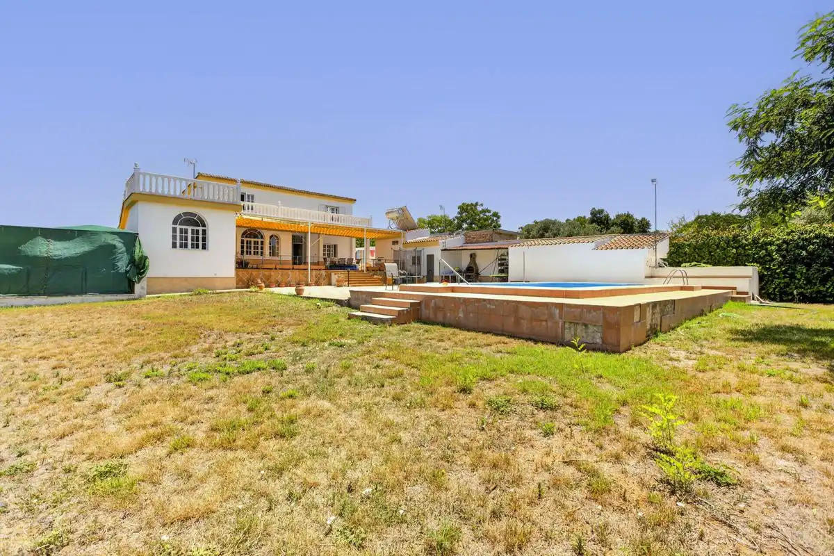 Jardí de Casa o xalet en venda en Carmona amb Aire condicionat, Calefacció i Jardí privat