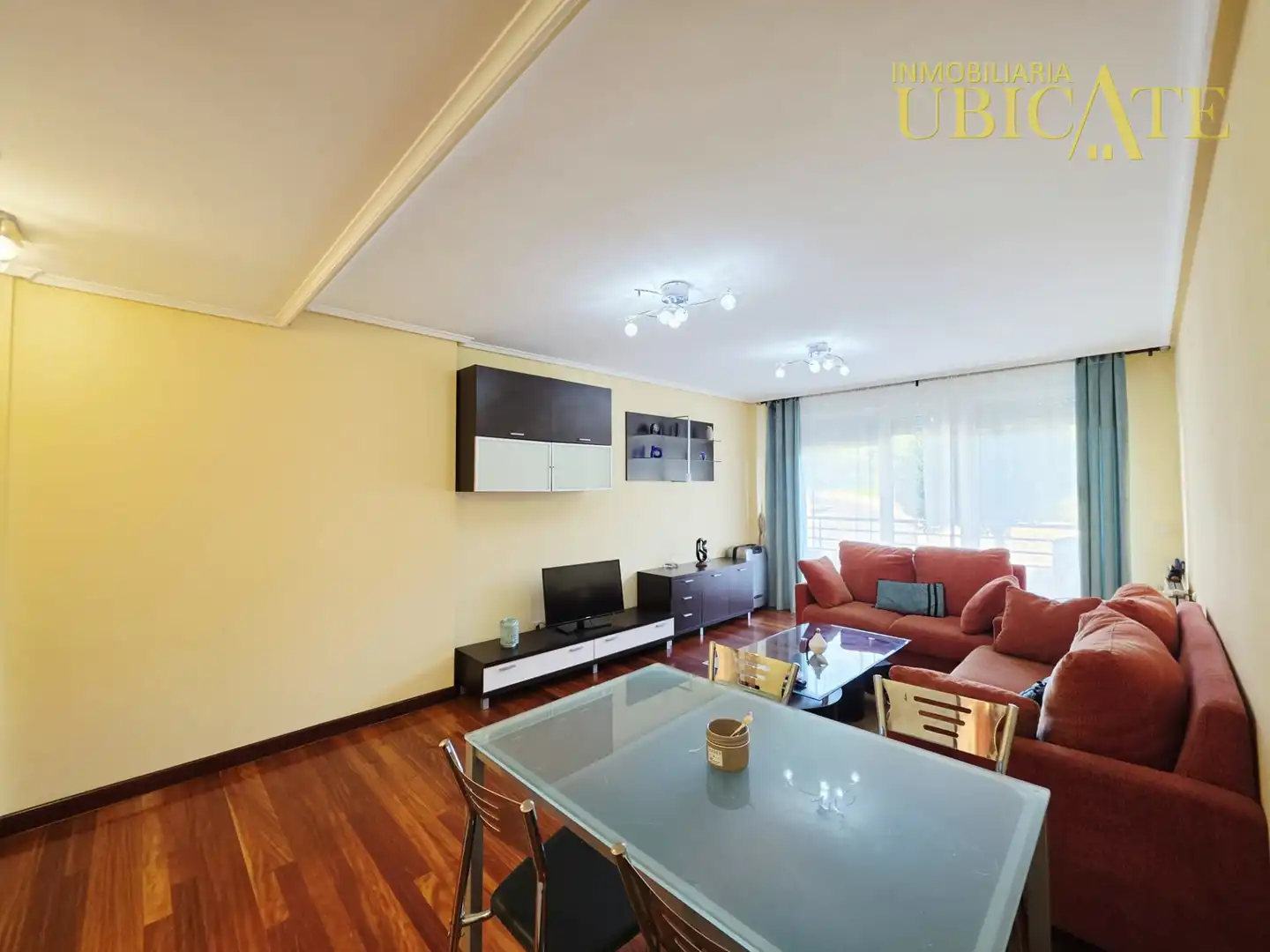Sala de estar de Piso en venta en Castro-Urdiales con Calefacción, Parquet y Terraza