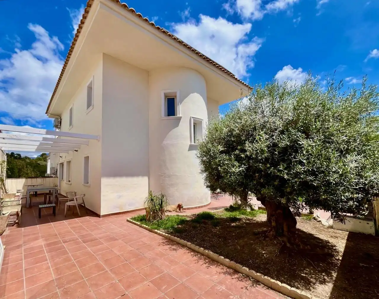 Vista exterior de Casa o xalet en venda en L'Alfàs del Pi amb Aire condicionat, Jardí privat i Terrassa