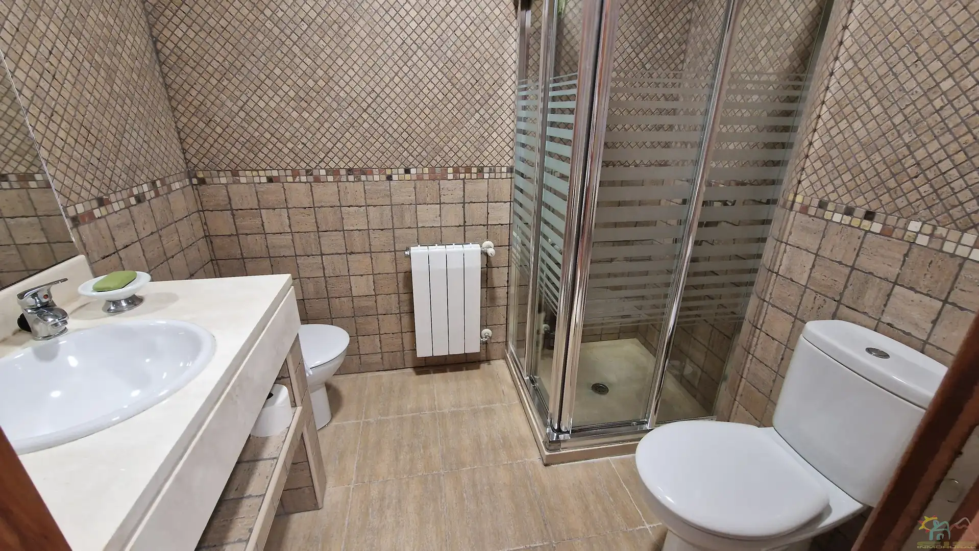Badezimmer von Einfamilien-Reihenhaus zum Verkauf in Diezma mit Klimaanlage, Heizung und Privatgarten