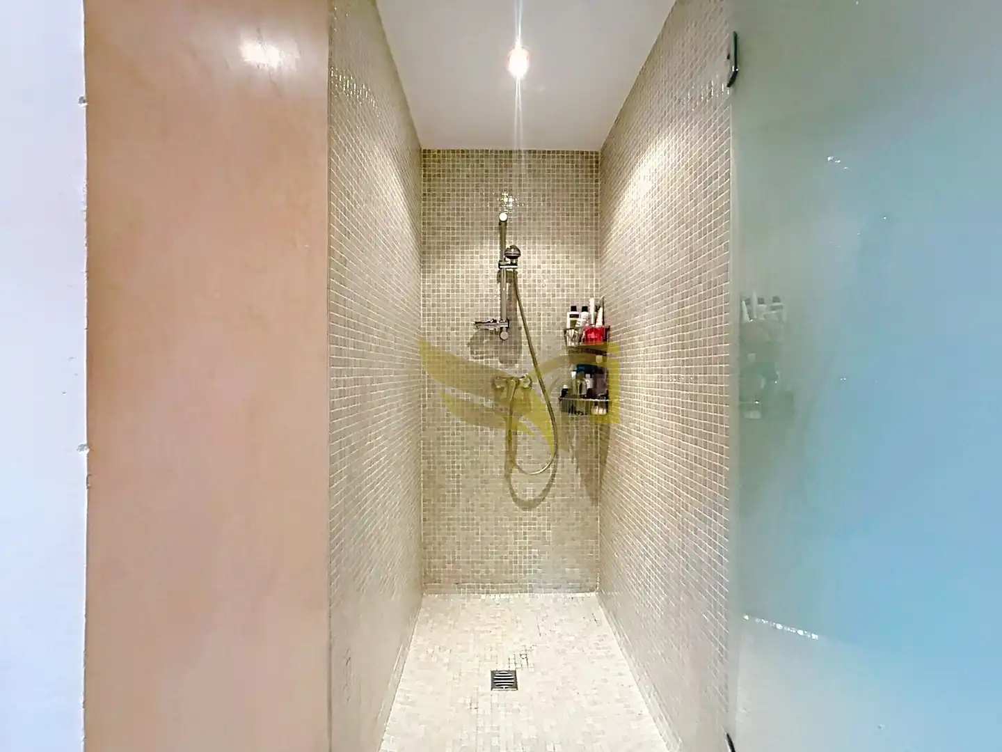 Badezimmer von Einfamilien-Reihenhaus zum Verkauf in Sevilla mit Klimaanlage, Heizung und Privatgarten