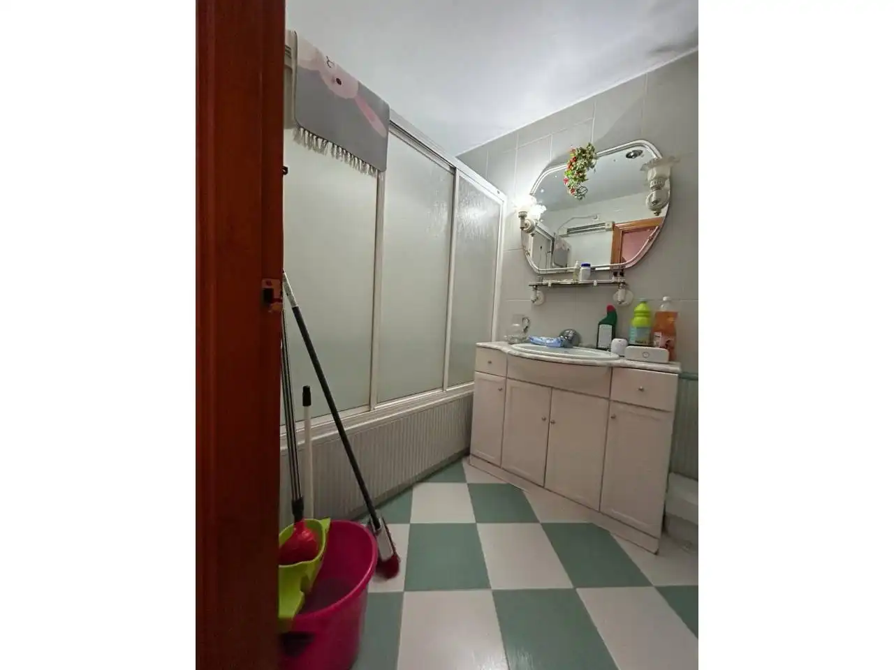 Badezimmer von Einfamilien-Reihenhaus zum Verkauf in Estepona mit Klimaanlage und Terrasse