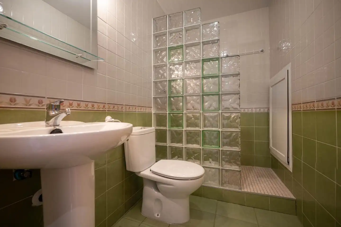 Baño de Casa adosada de alquiler en Ávila con Calefacción, Parquet y Terraza