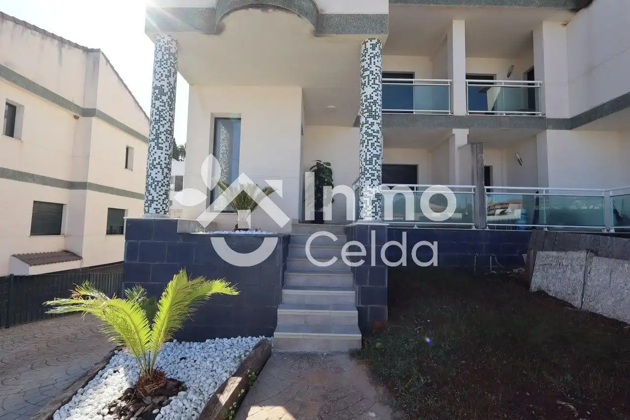 Vista exterior de Casa adosada en venta en Chiva con Aire acondicionado, Calefacción y Terraza