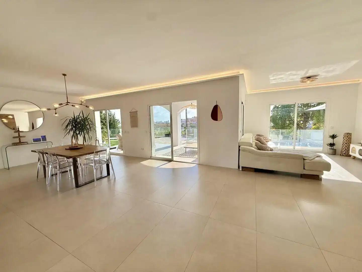 Sala d'estar de Casa o xalet en venda en Mijas amb Aire condicionat, Piscina i Balcó
