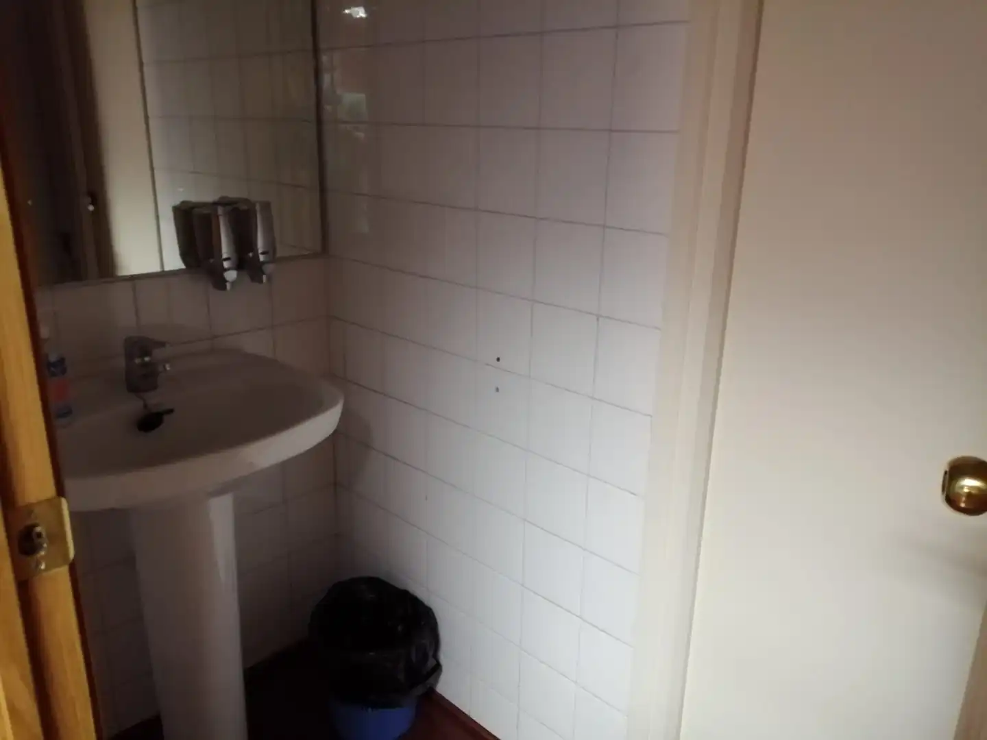 Badezimmer von Büro zum Verkauf in Murcia mit Klimaanlage und Heizung