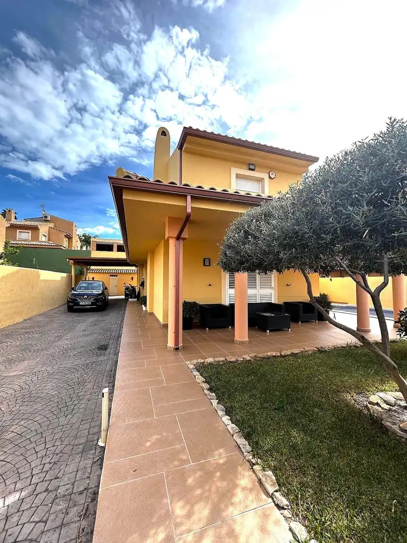 Chalet con piscina en venta en Rincón de Loix