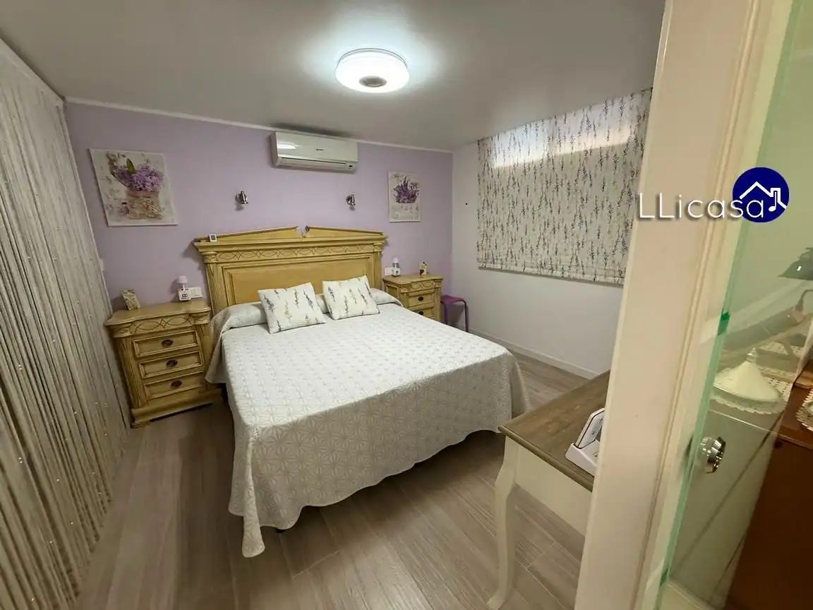 Habitación de Casa adosada en venta en La Pobla de Vallbona con Aire acondicionado, Jardín privado y Terraza