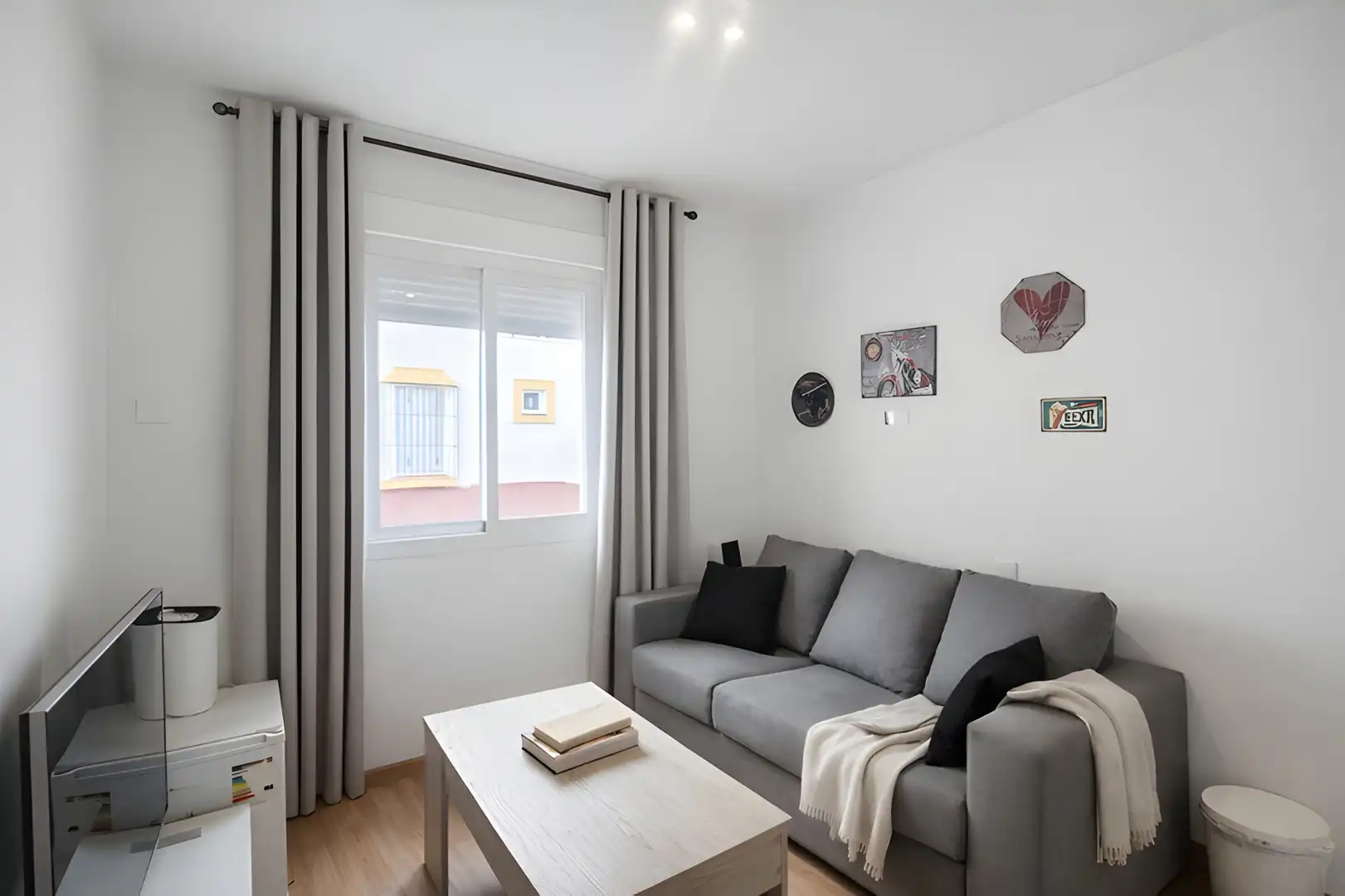 Sala d'estar de Casa adosada en venda en Estepona amb Aire condicionat, Jardí privat i Terrassa