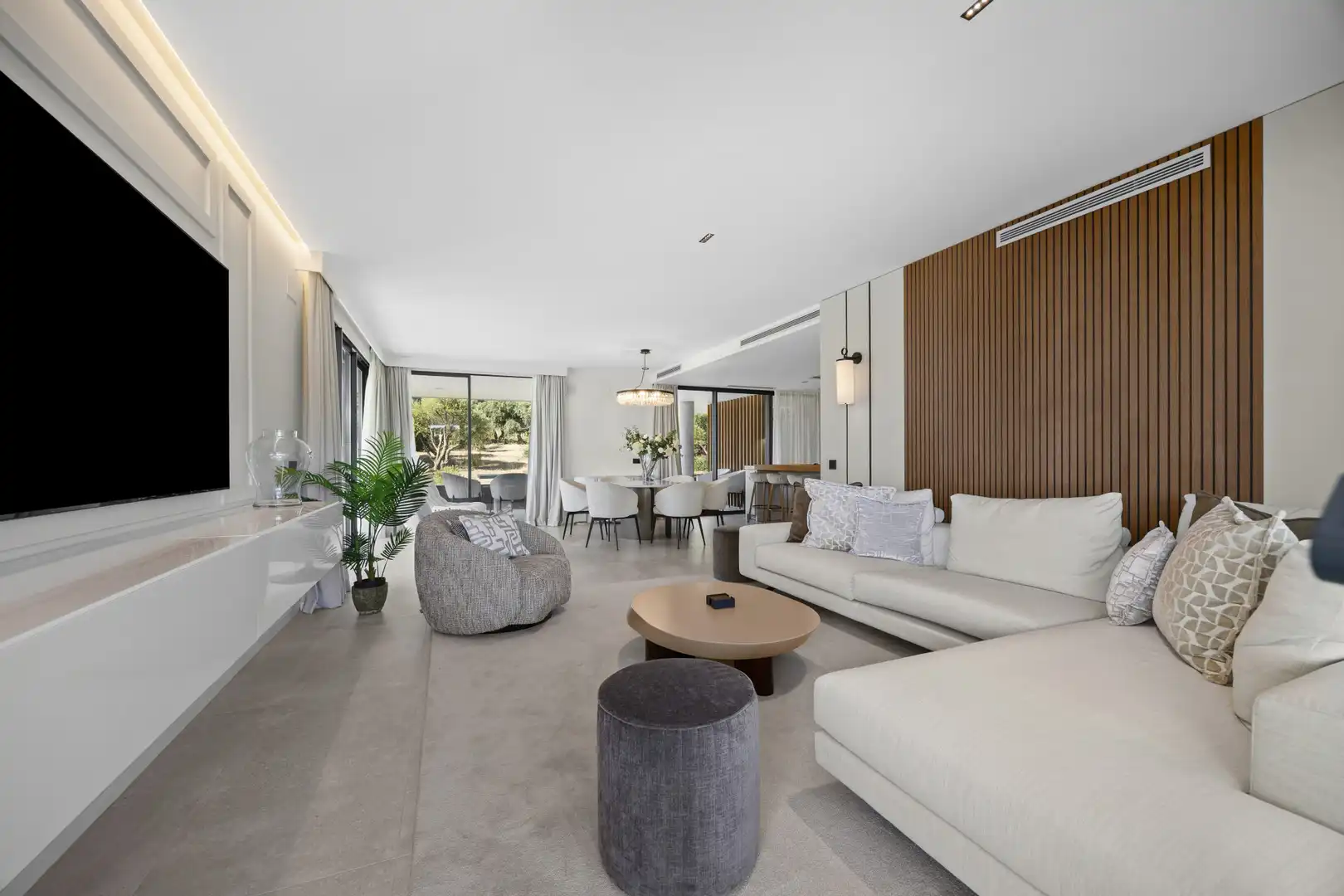 Wohnzimmer von Wohnungen zum Verkauf in Sotogrande mit Klimaanlage, Terrasse und Abstellraum
