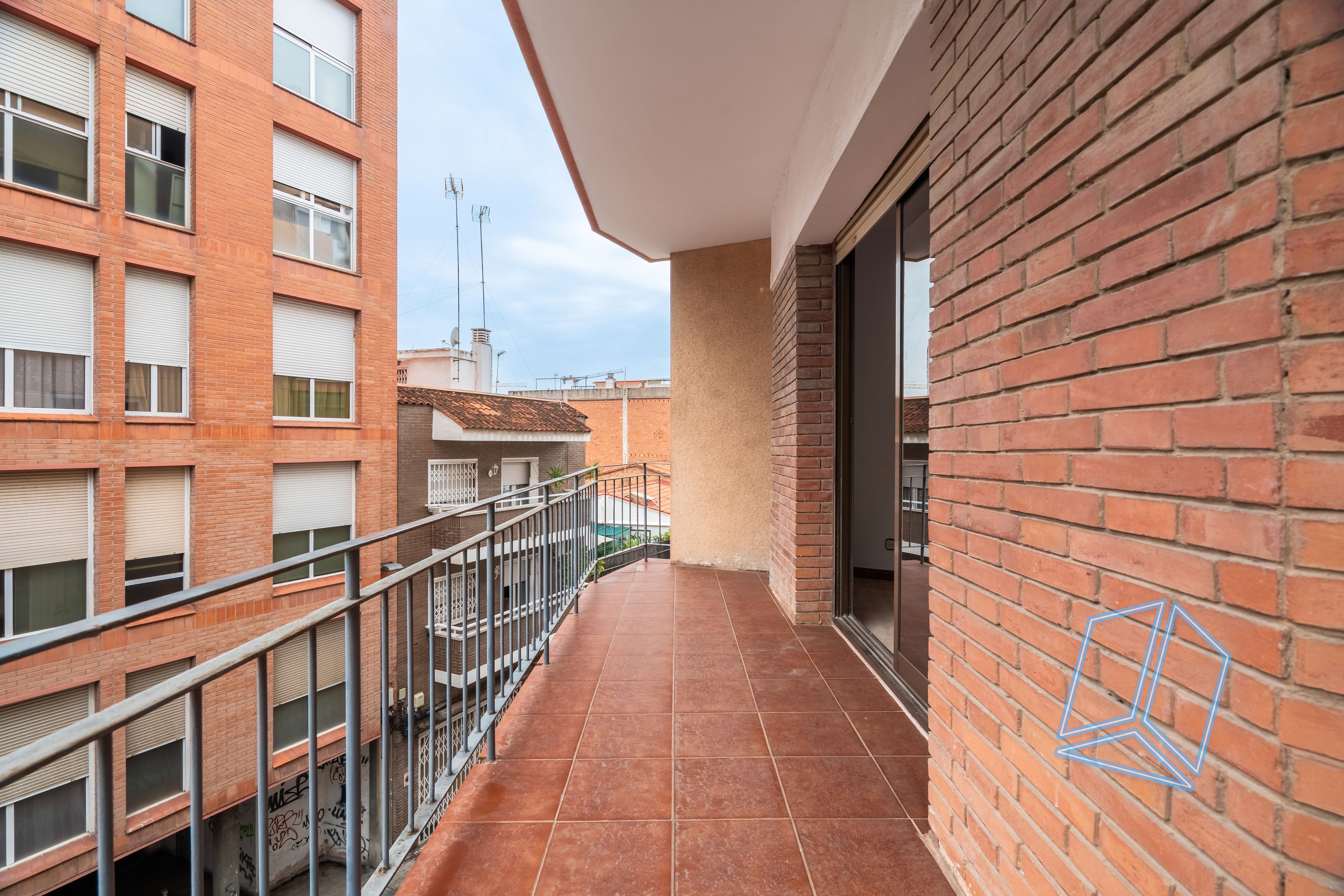 Terrassa de Pis en venda en Cornellà de Llobregat amb Balcó