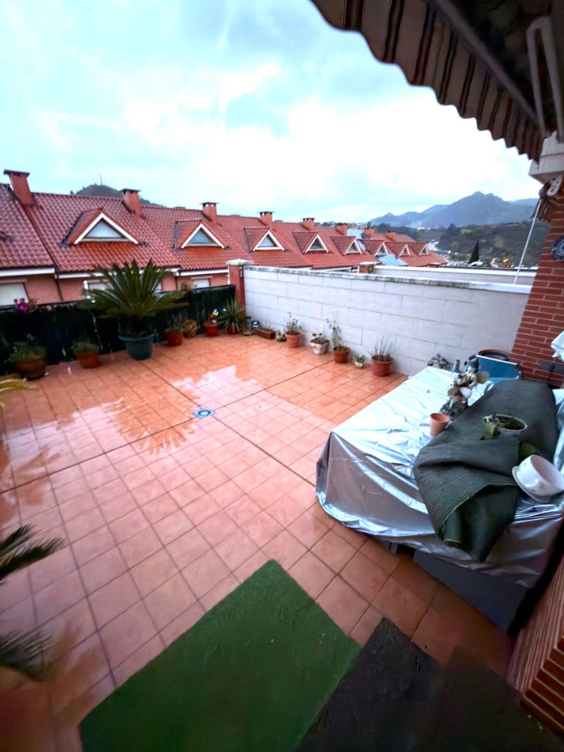 Terrassa de Casa adosada en venda en Castro-Urdiales amb Calefacció, Terrassa i Traster