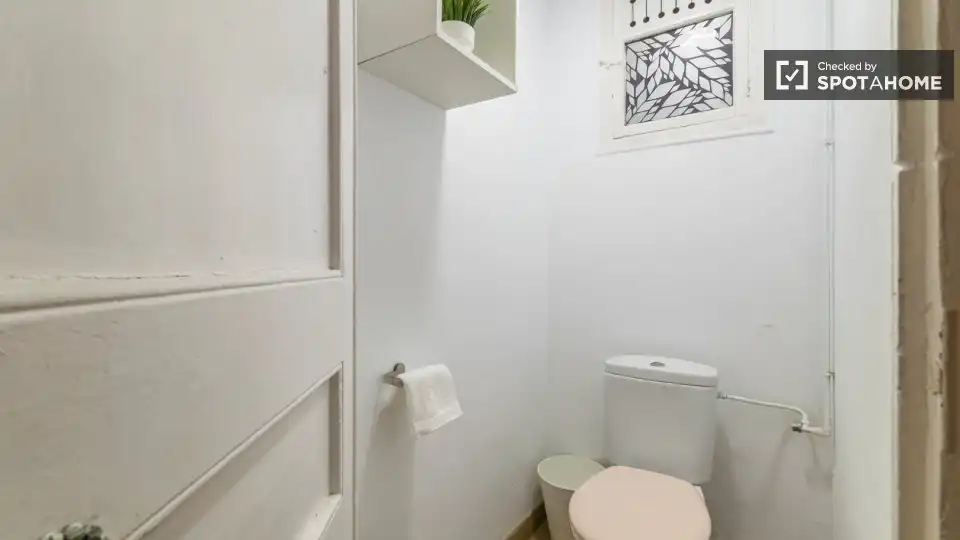 Bathroom of Flat for rent in Barcelona  with Air Conditioner, Heating and Furnished