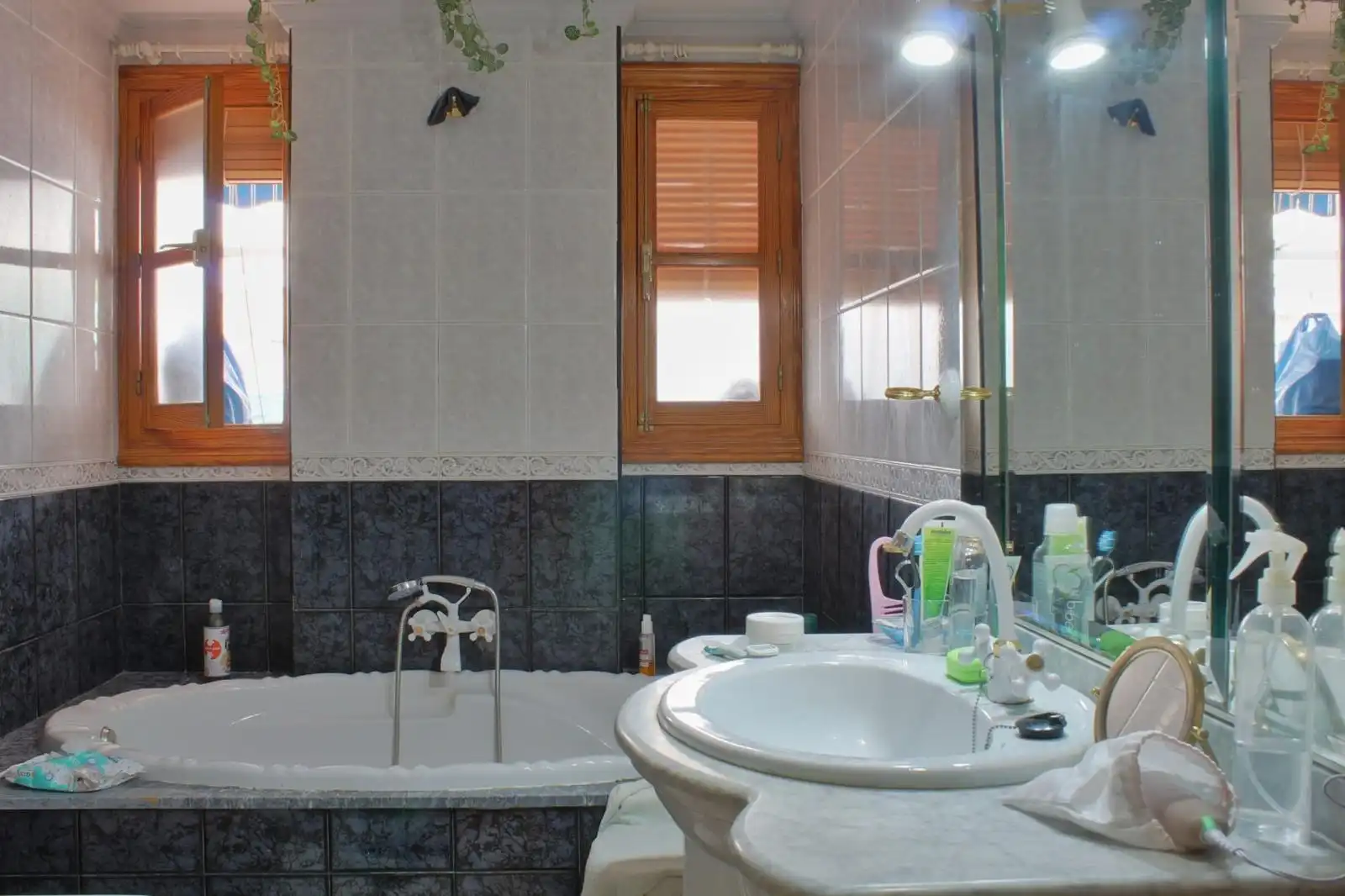 Baño de Piso en venta en Loja con Terraza, Trastero y Amueblado