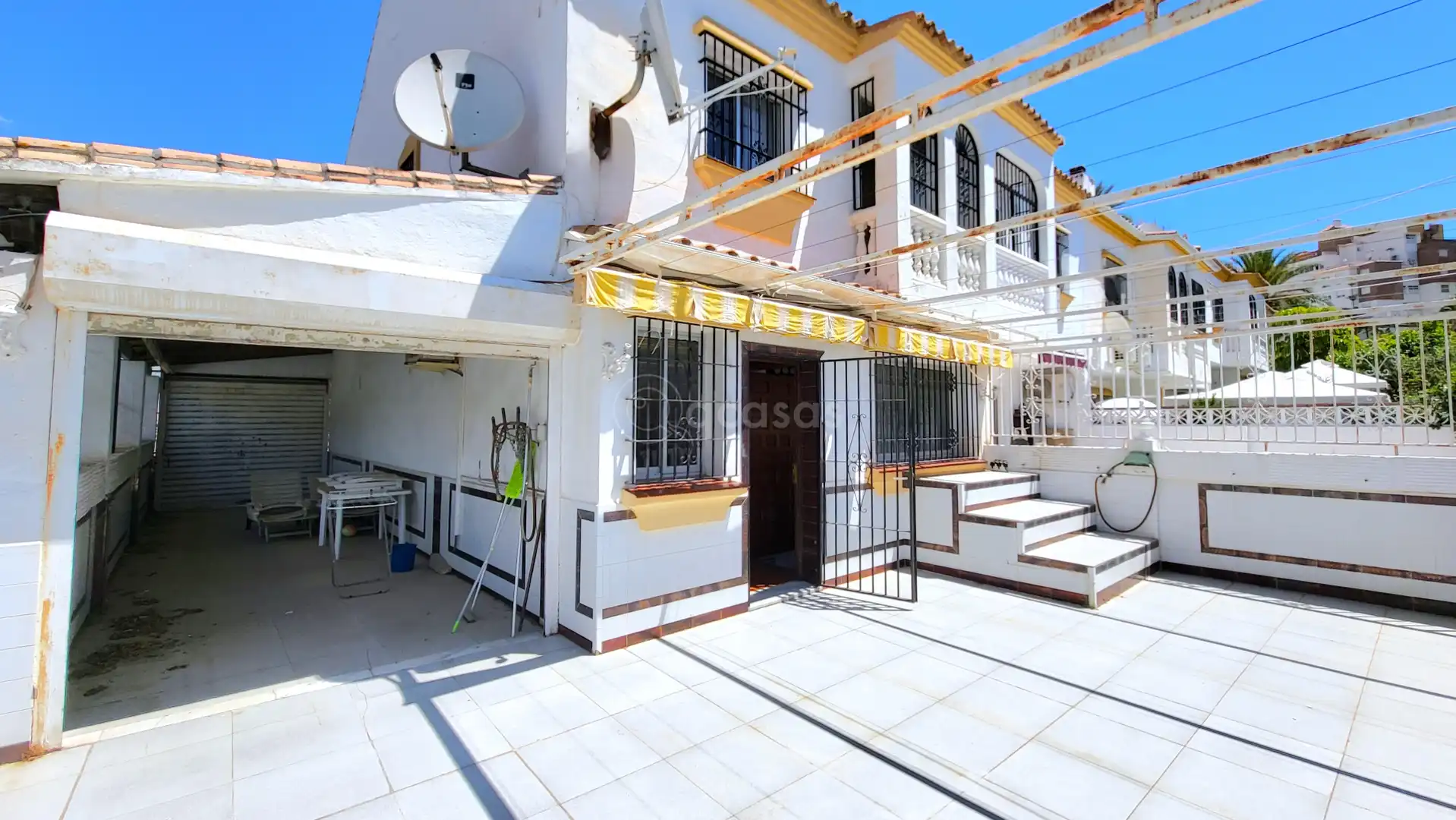 Vista exterior de Casa adosada en venda en Benalmádena amb Aire condicionat, Calefacció i Terrassa