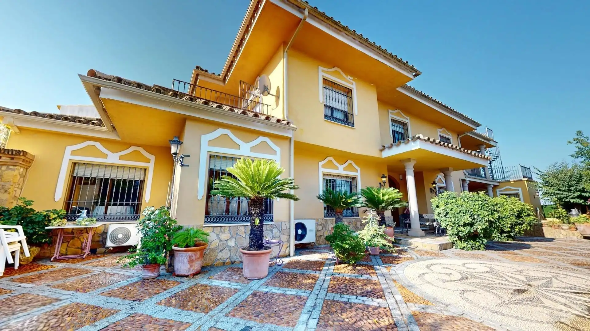 Vista exterior de Casa o xalet en venda en Córdoba amb Aire condicionat, Calefacció i Jardí privat