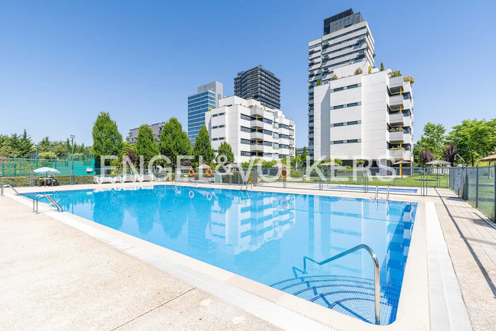 Schwimmbecken von Wohnung zum Verkauf in Madrid mit Klimaanlage, Heizung und Parkett
