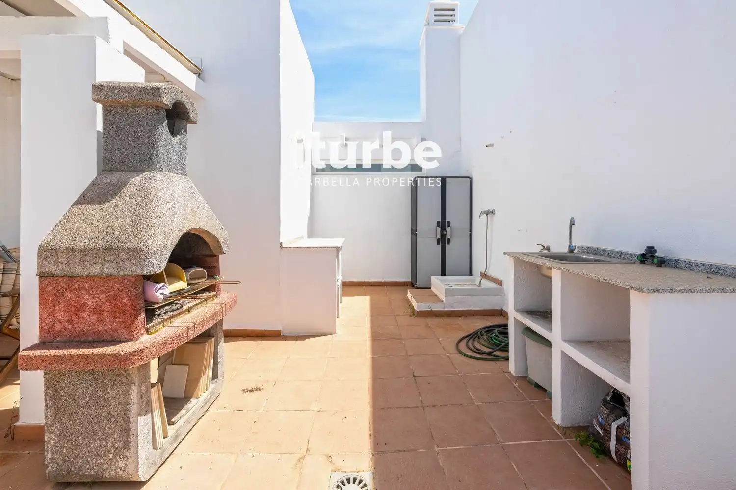 Terrasse von Maisonette zum Verkauf in Marbella mit Klimaanlage, Terrasse und Abstellraum