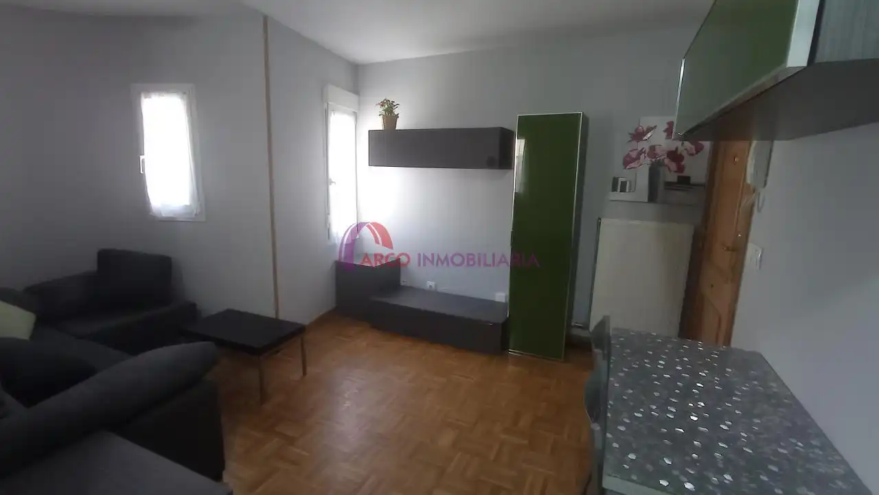 Sala d'estar de Apartament en venda en Burgos amb Calefacció i Balcó