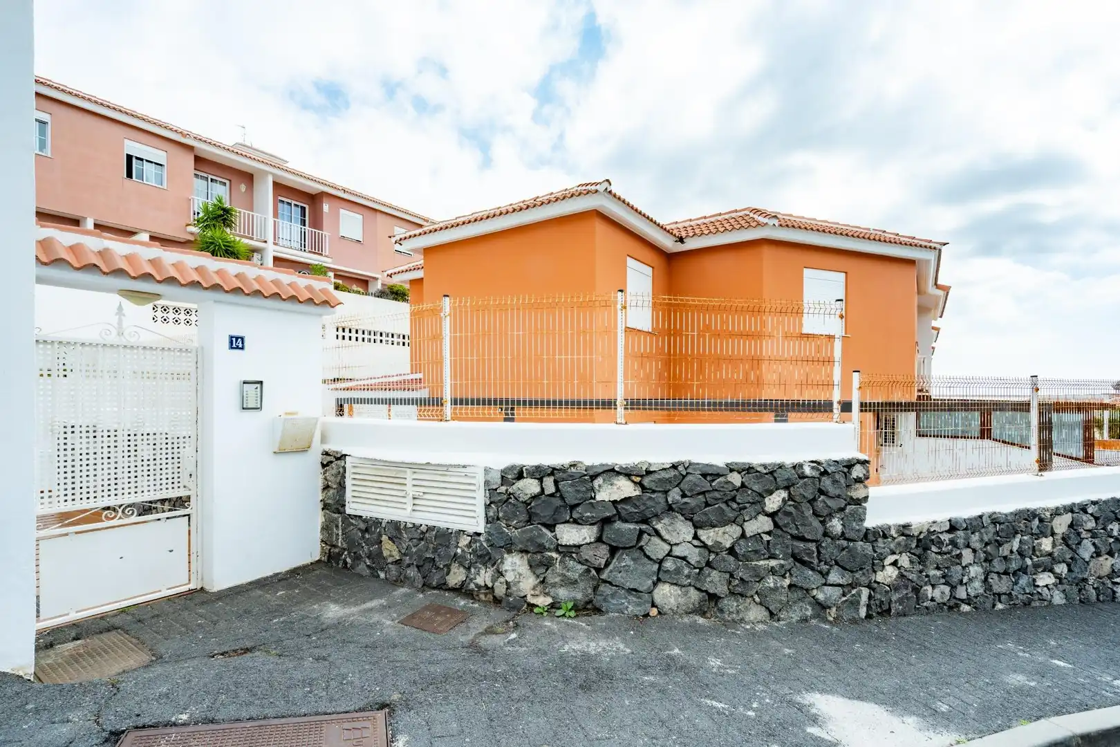Vista exterior de Casa adosada en venta en Granadilla de Abona con Terraza y Balcón