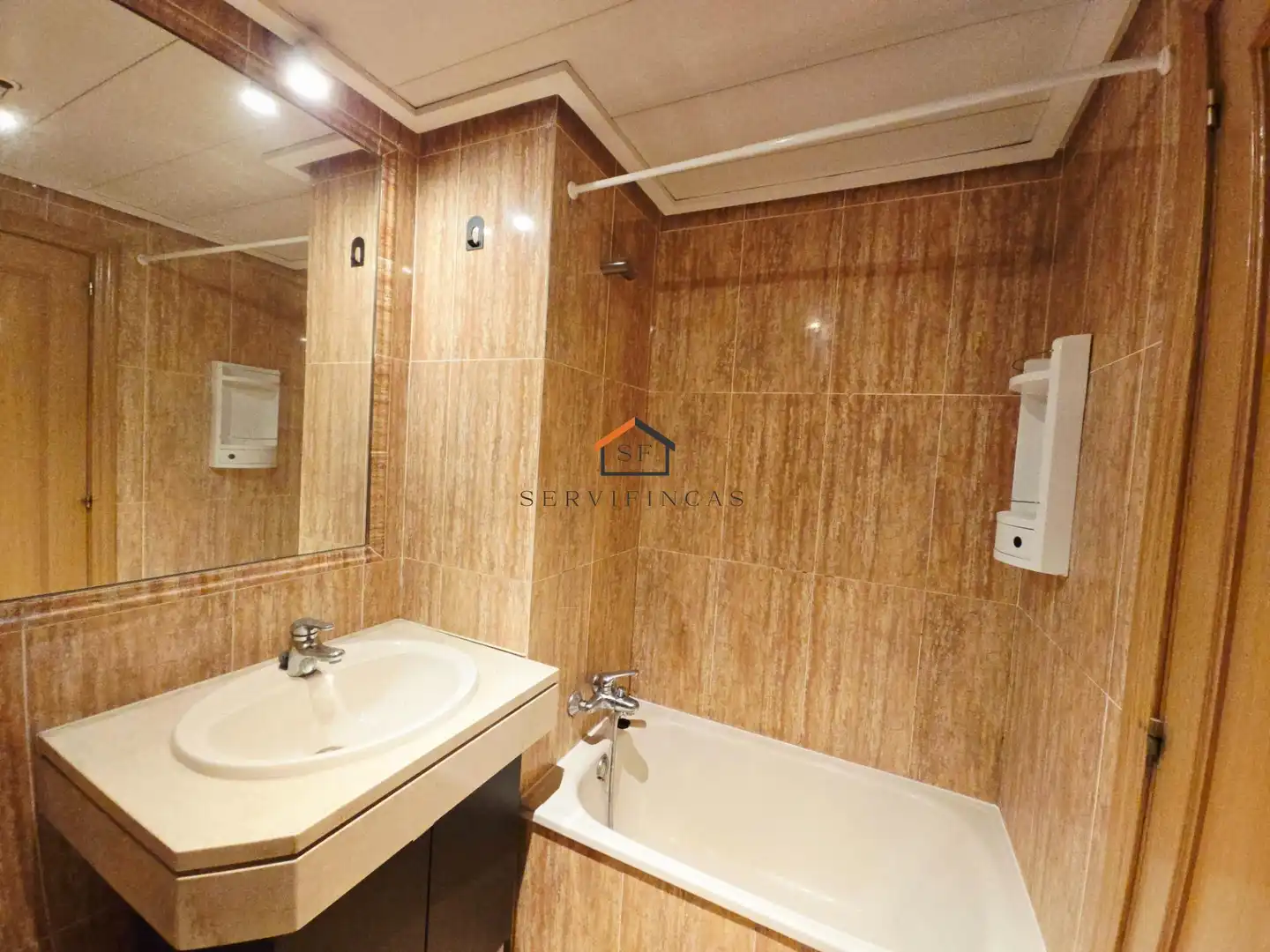 Bathroom of Flat for rent in Madrid  with Air Conditioner, Heating and Private garden