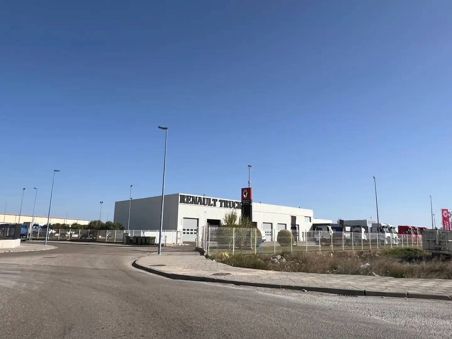 Außenansicht von Fabrikhallen zum Verkauf in La Muela