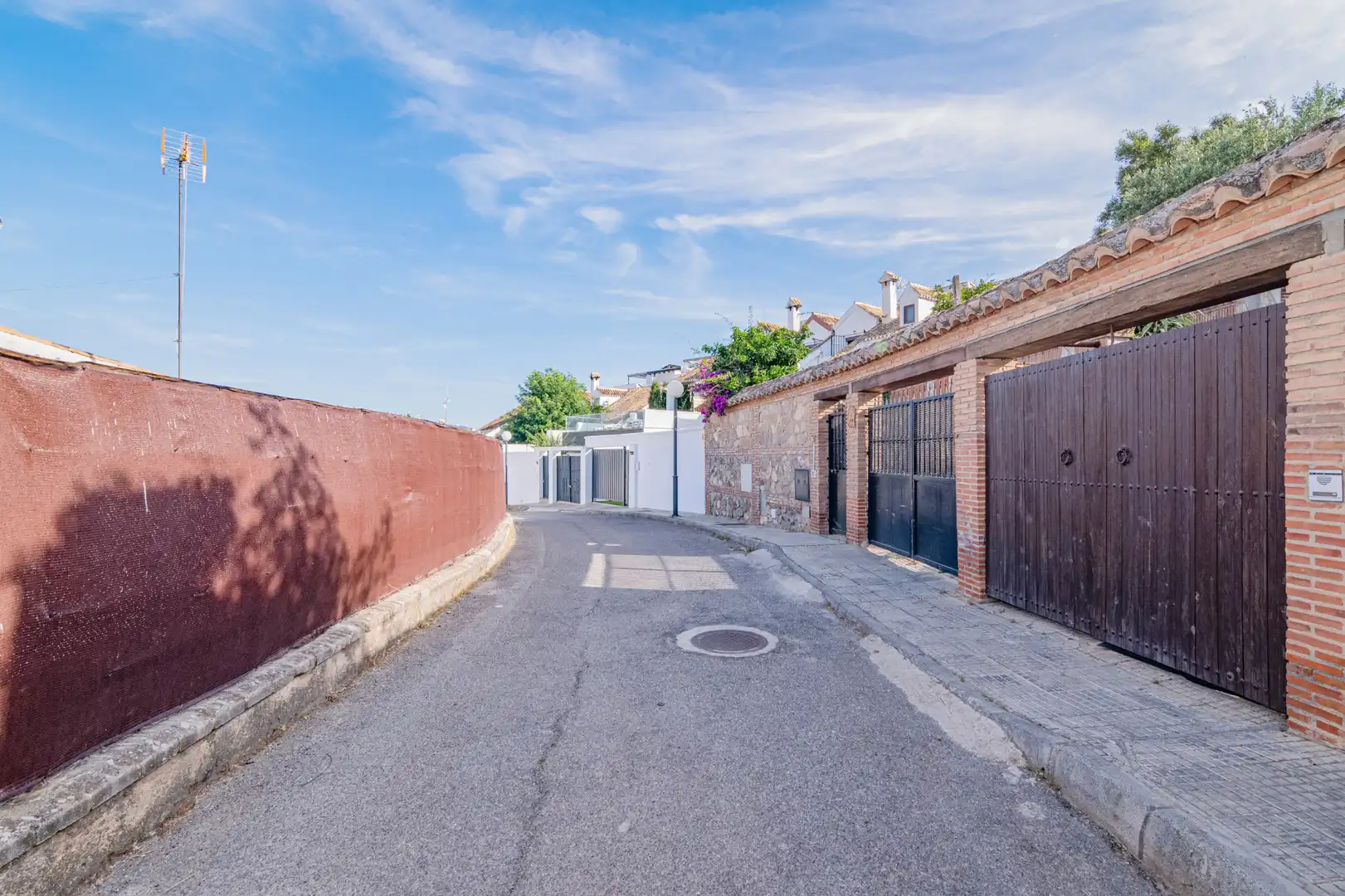 Vista exterior de Casa o xalet en venda en Las Gabias amb Jardí privat, Terrassa i Moblat