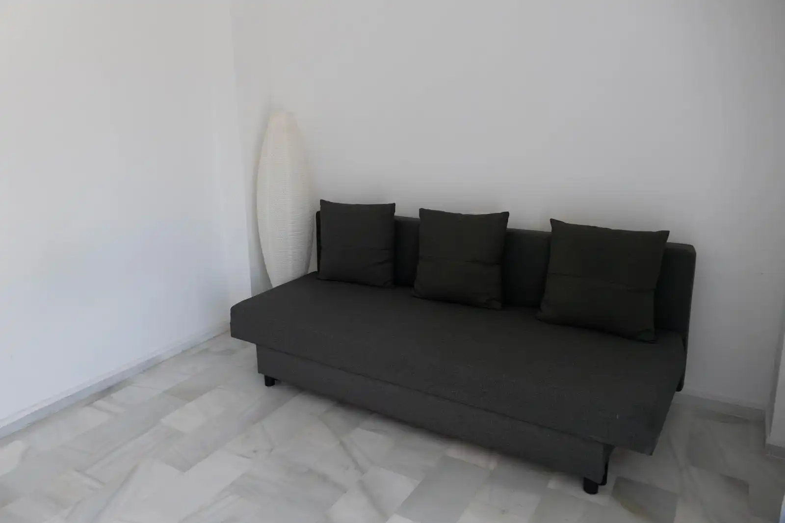 Sala d'estar de Apartament en venda en Estepona amb Jardí privat, Terrassa i Piscina comunitària