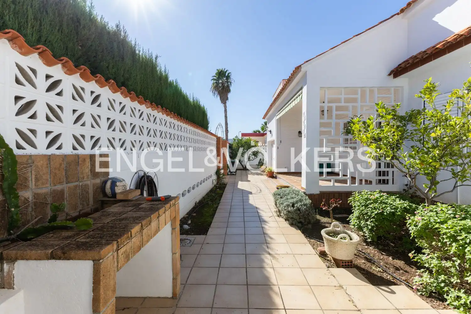 Vista exterior de Casa o xalet en venda en Sagunto / Sagunt amb Aire condicionat, Calefacció i Jardí privat
