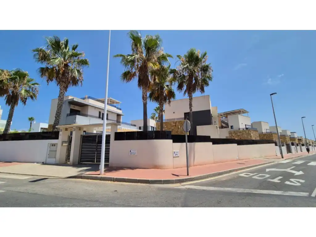 Casa amb jardí en venda a Calle Gabriela Mistral, imagen 2