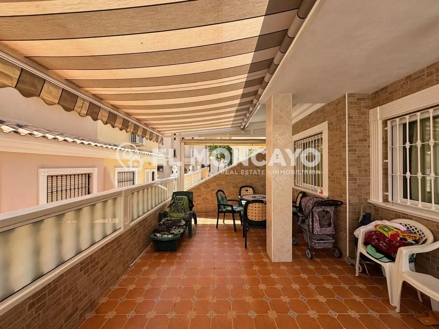 Terrasse von Einfamilien-Reihenhaus zum Verkauf in Guardamar del Segura mit Klimaanlage, Heizung und Terrasse