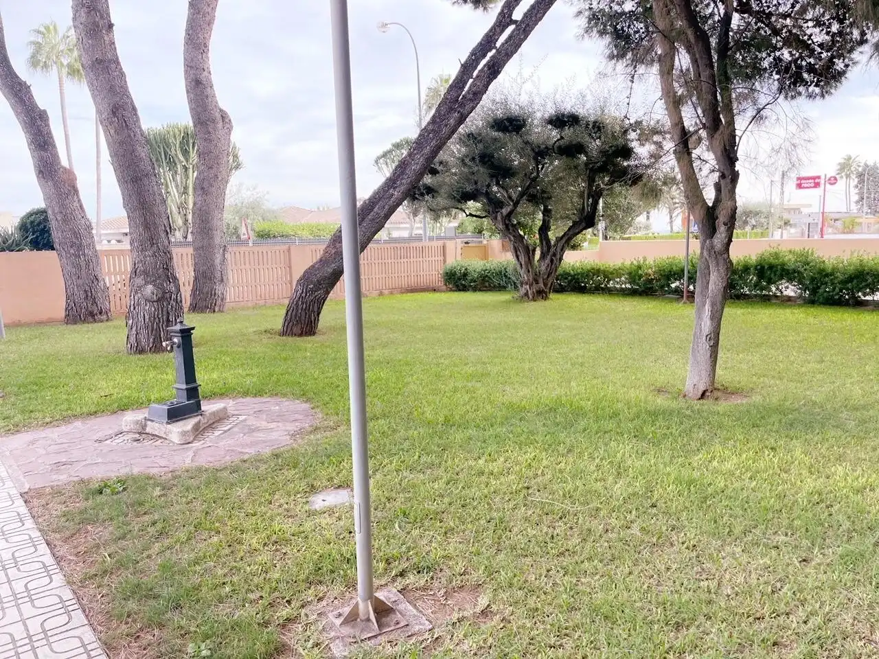 Apartamento de alquiler en Benicasim / Benicàssim con Jardín privado, Terraza y Amueblado