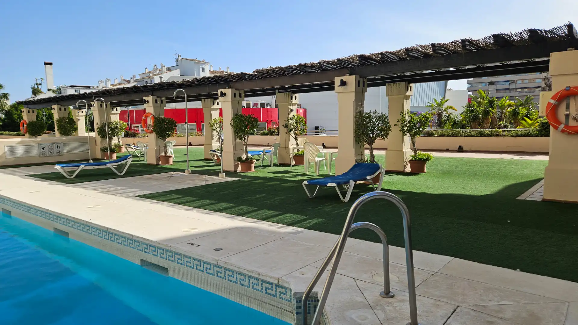 Piscina de Pis en venda en Marbella amb Aire condicionat, Calefacció i Jardí privat