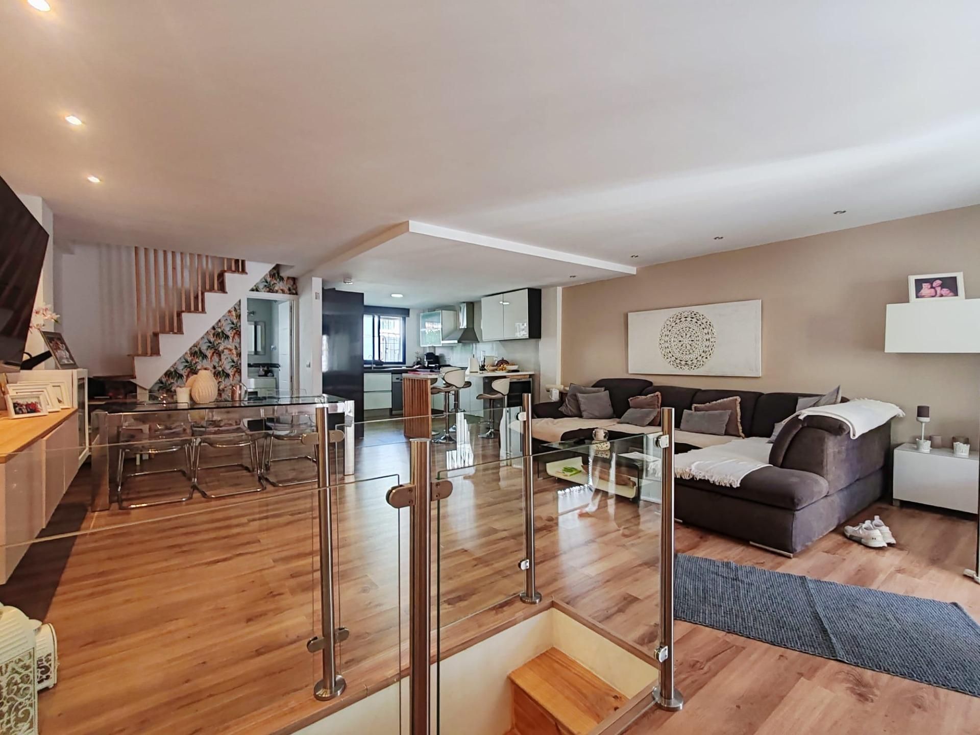 Sala de estar de Casa adosada en venta en Benalmádena con Parquet, Terraza y Piscina comunitaria