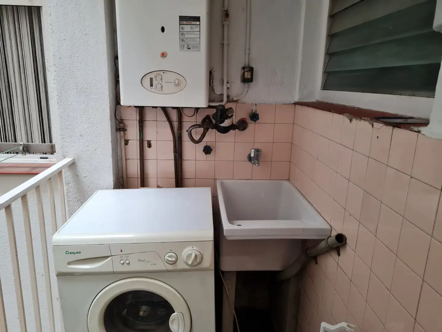 Baño de Piso de alquiler en Girona con Calefacción, Parquet y Amueblado