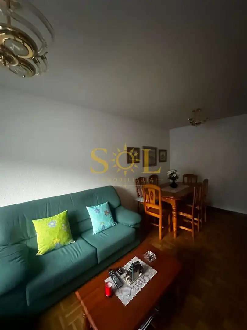 Sala de estar de Piso en venta en La Pola de Gordón  con Calefacción, Parquet y Amueblado
