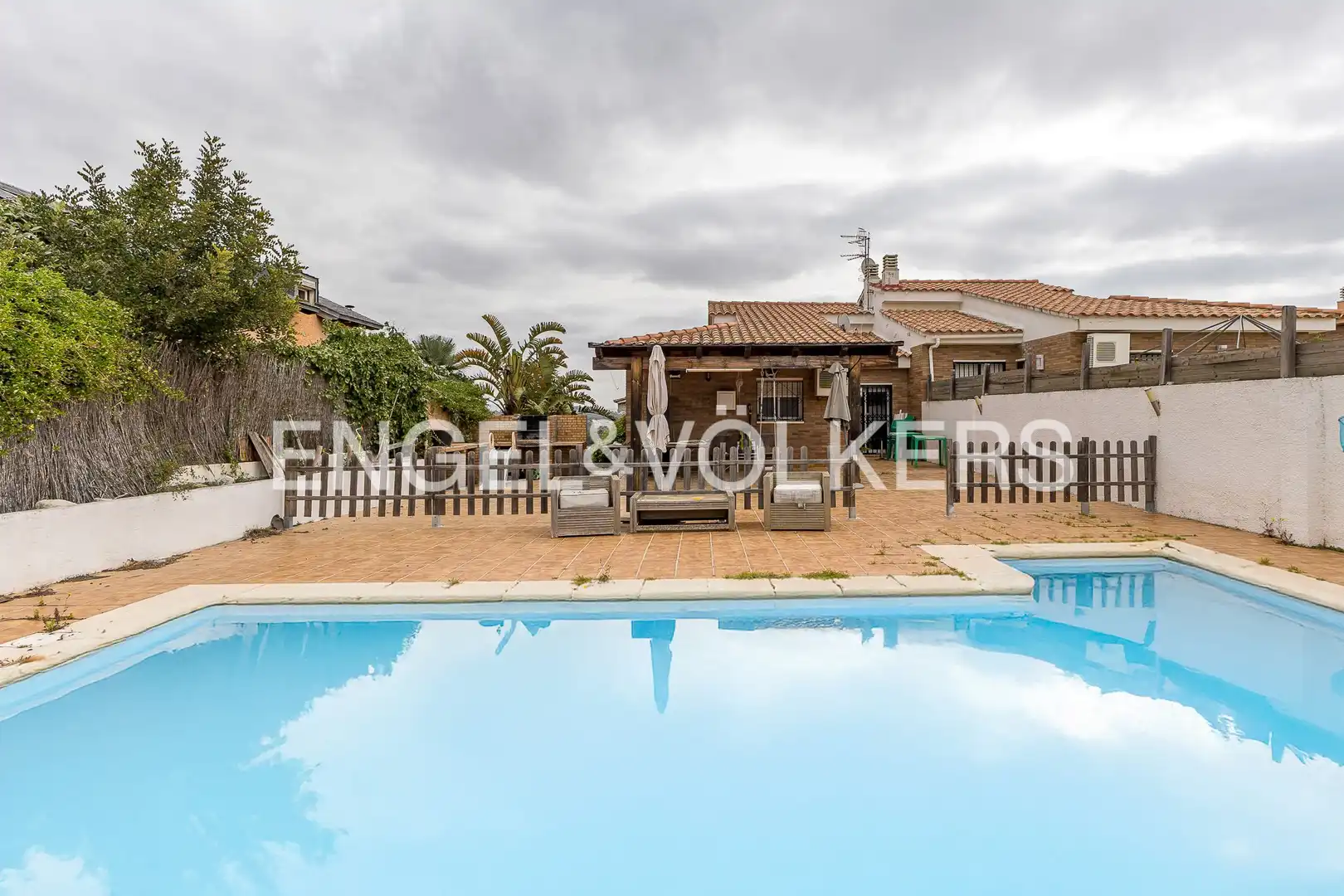 Piscina de Casa adosada en venda en Cubelles amb Calefacció, Jardí privat i Terrassa