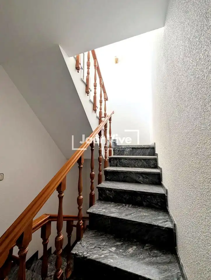 Casa adosada en venda en Jaén amb Aire condicionat, Calefacció i Terrassa