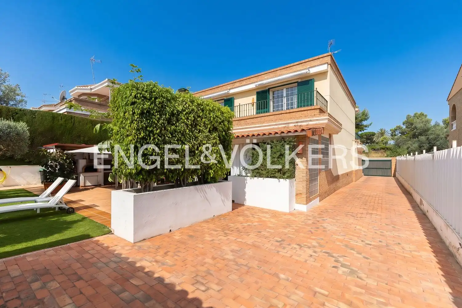 Vista exterior de Casa o xalet en venda en Torrent amb Aire condicionat, Calefacció i Jardí privat