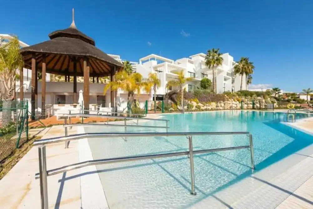 Vista exterior de Planta baixa de lloguer en Estepona amb Aire condicionat, Jardí privat i Terrassa